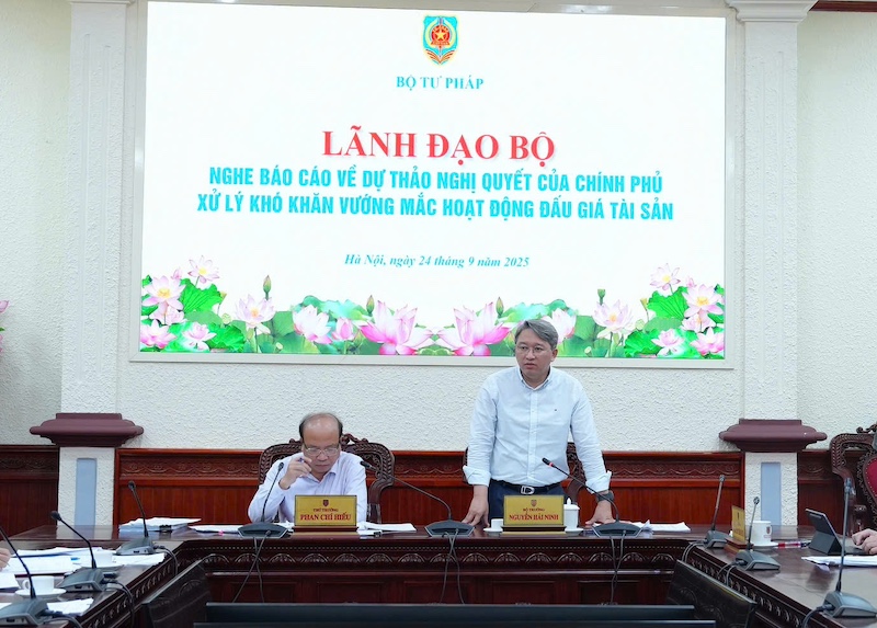 Lãnh đạo Bộ nghe báo cáo về dự thảo Nghị quyết xử lý khó khăn, vướng mắc trong hoạt động đấu giá